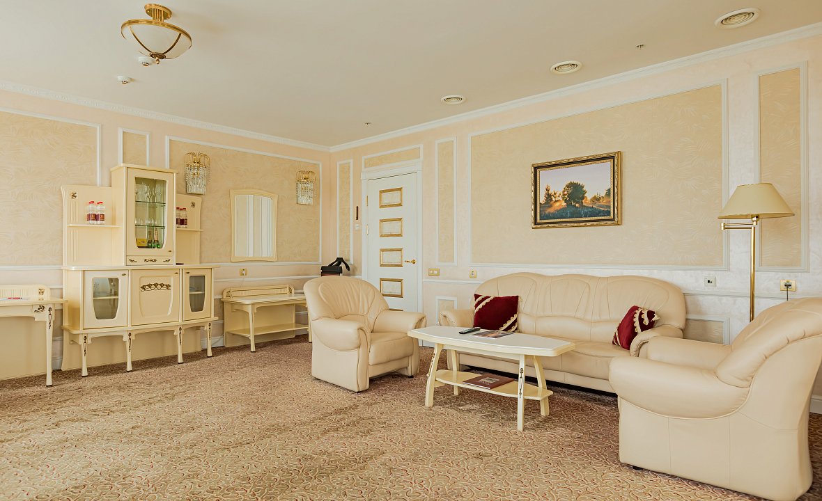 Business Suite (City Hall view) 10